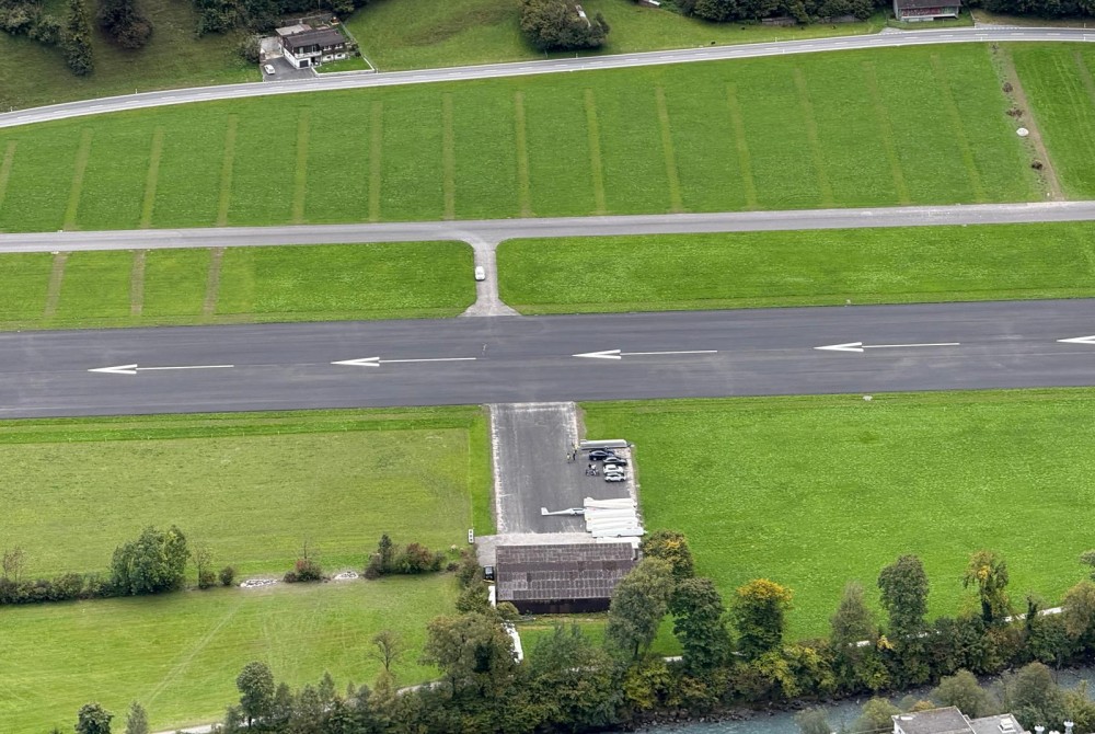 Hangar und Vorplatz der SG Glarus